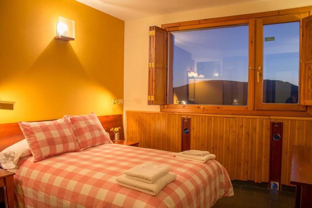 Habitación con baño en la casa rural Hoyo de los Lobos