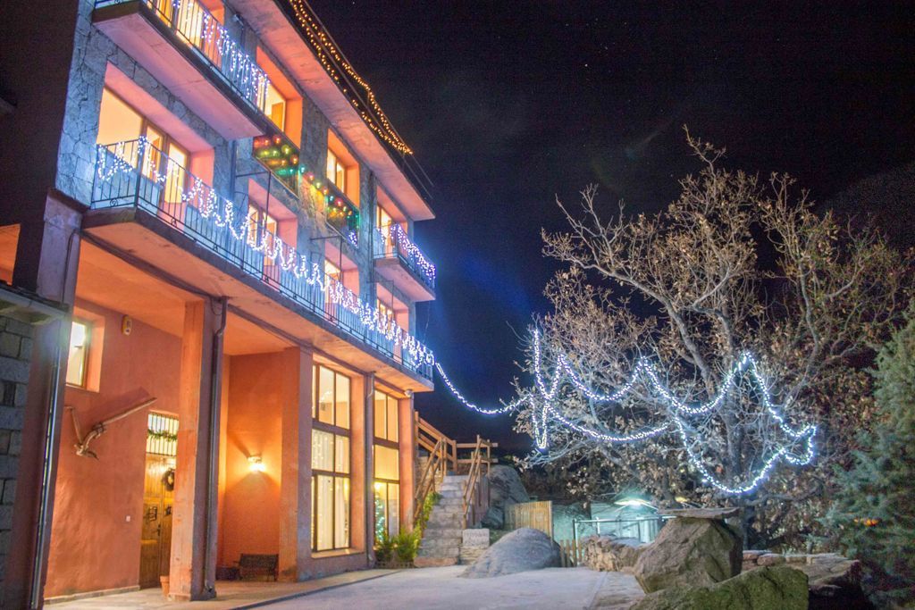 Fachada de Hoyo de los Lobos de noche