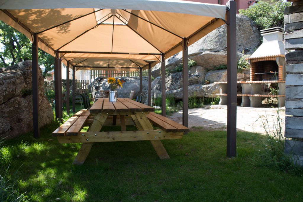 Pérgola y mesas del jardín
